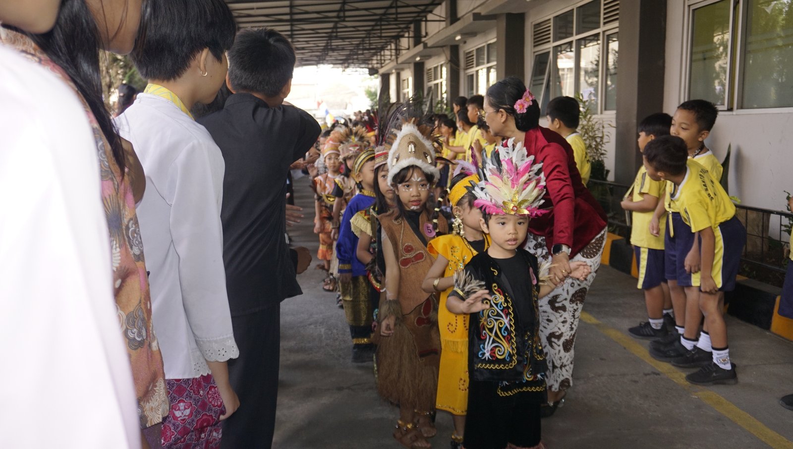 karnaval budaya : aku bangga memakai pakaian daerah indonesia
