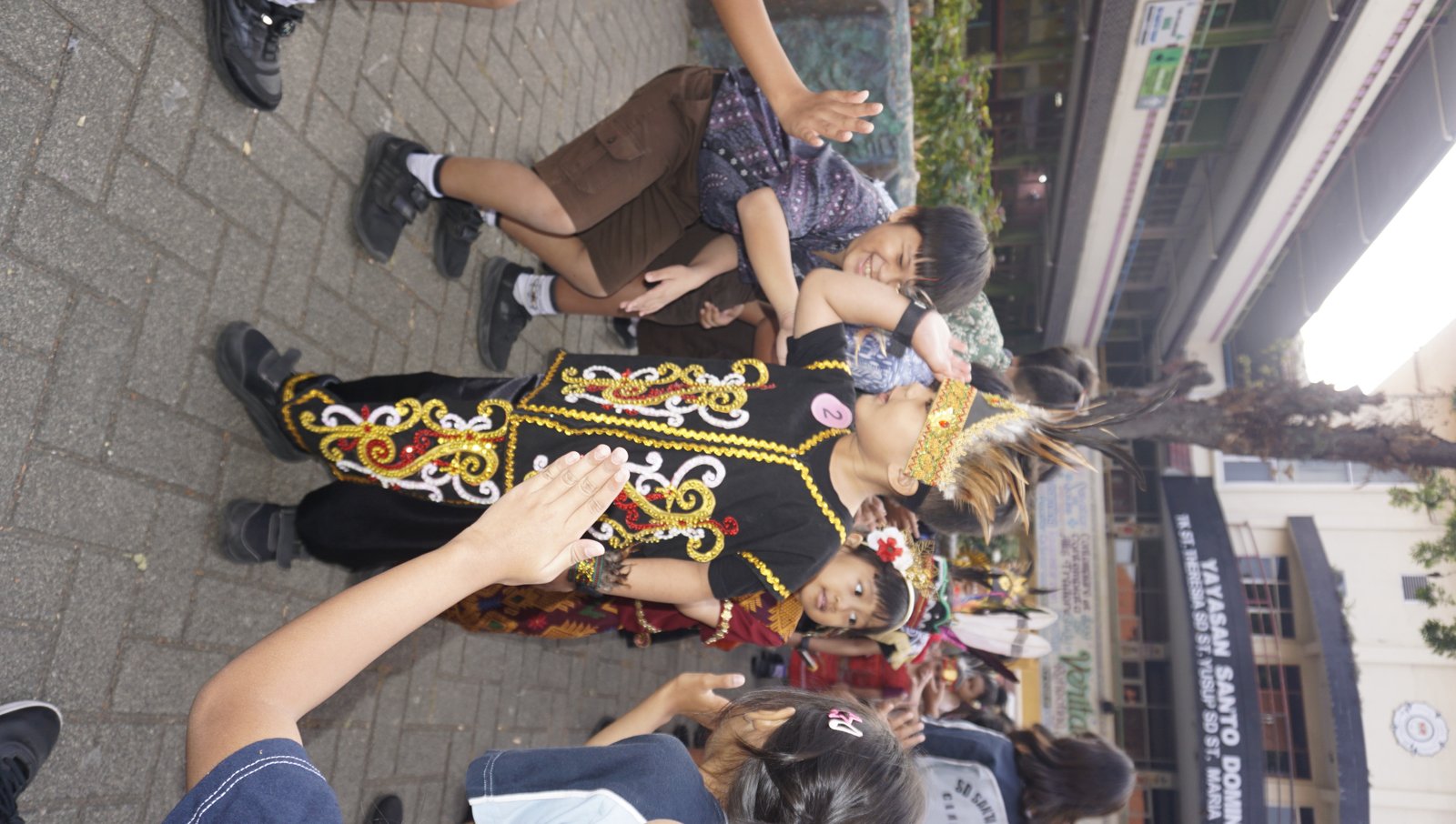 karnaval budaya : aku bangga memakai pakaian daerah indonesia